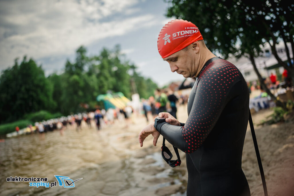 Zawodnik LUK-Connect StoneMan Triathlon Szemud 2023 przed etapem pływackim